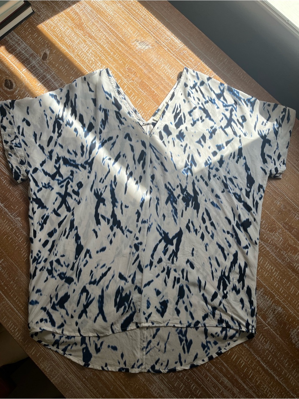 Cynthia Rowley 100% silk Women’s V-Neck Short Sleeve Tie-Dye Top - Blue/White